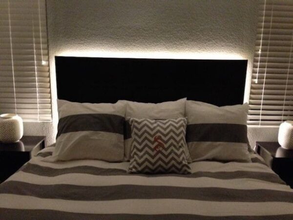WhatsApp-Image-2024-02-20-at-6.42.08-PM.jpeg Respaldo de cama 2 plaza con luces LED